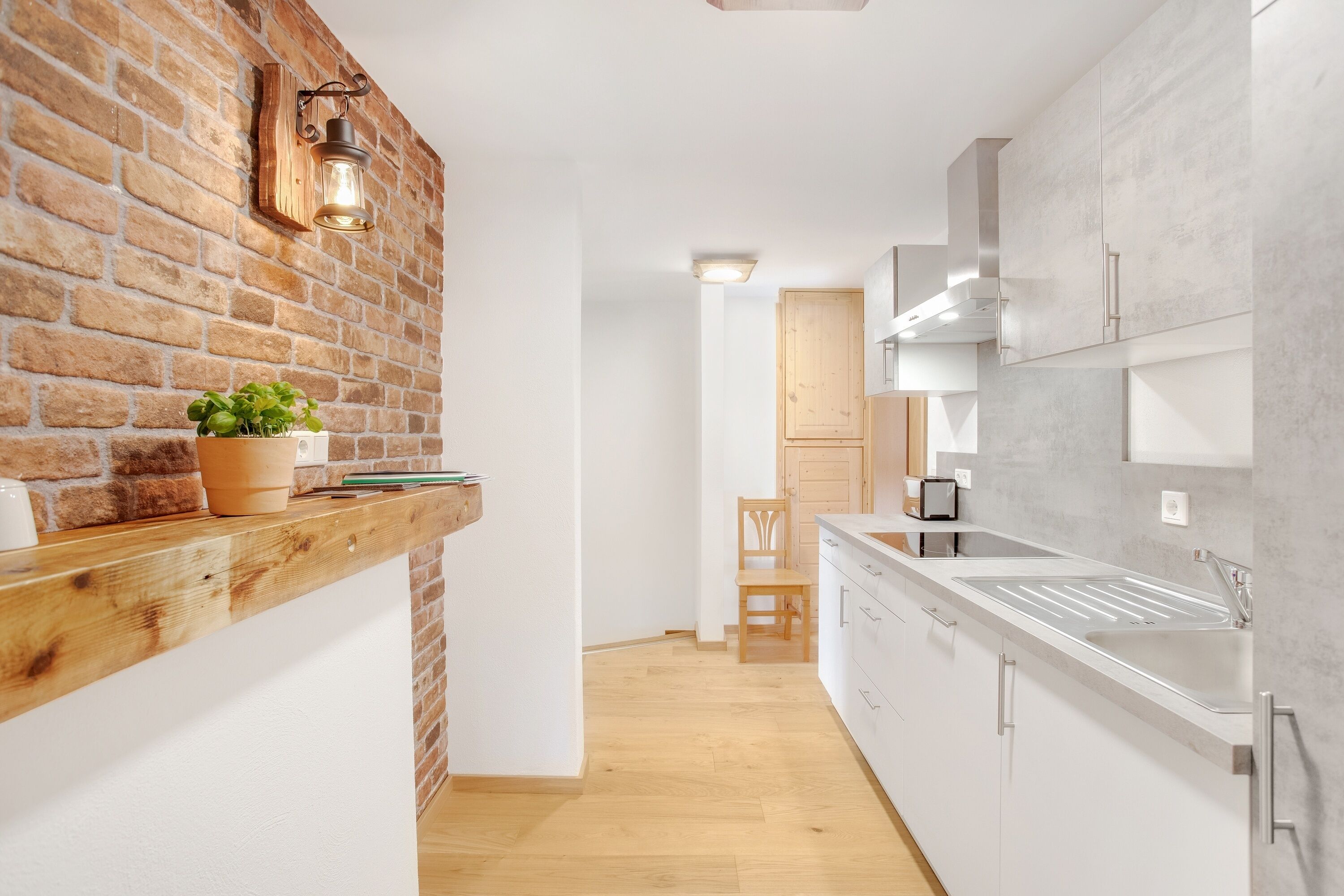 Køleskab, mikrobølgeovn, kogeplade, opvaskemaskine