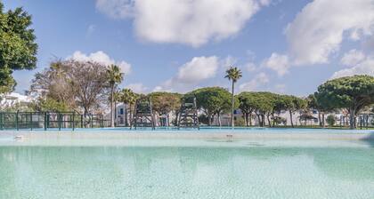 Almadraba Apartment with Wi-Fi, Terrace, Pool and Shared Garden