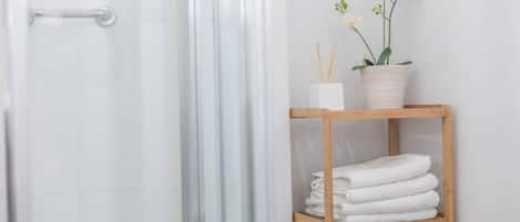 Dusche, Haartrockner, Handtücher