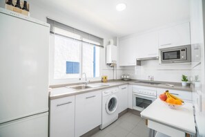 Een koelkast, een microgolfoven, een oven, een kookplaat