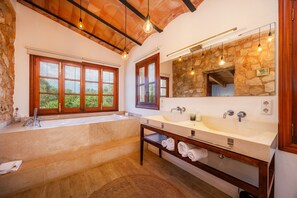 Banheira, secador de cabelo, toalhas de banho 