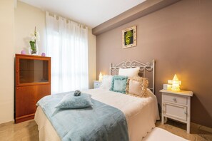 1 slaapkamer, een strijkplank/strijkijzer, gratis wifi, beddengoed