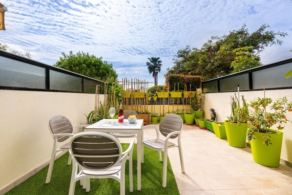 Outdoor dining - Cozy Apartment Colina del Bajondillo with Wi-Fi, Pool (Torremolinos)