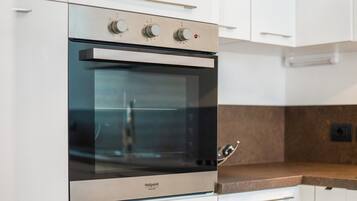 Kylskåp, mikrovågsugn, ugn och spishäll