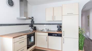 Jääkaappi, uuni, liesi, astianpesukone