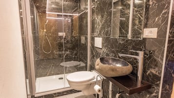 Douche, sĂšche-cheveux, serviettes fournies