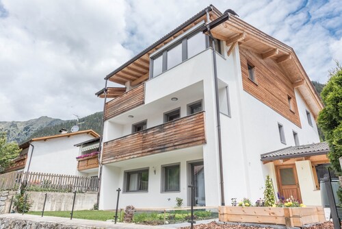 Modern Apartment "Reider" with Mountain View, Wi-Fi, Balcony & Sauna