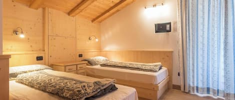 3 makuuhuonetta, silitysrauta/-lauta, ilmainen Wi-Fi, vuodevaatteet