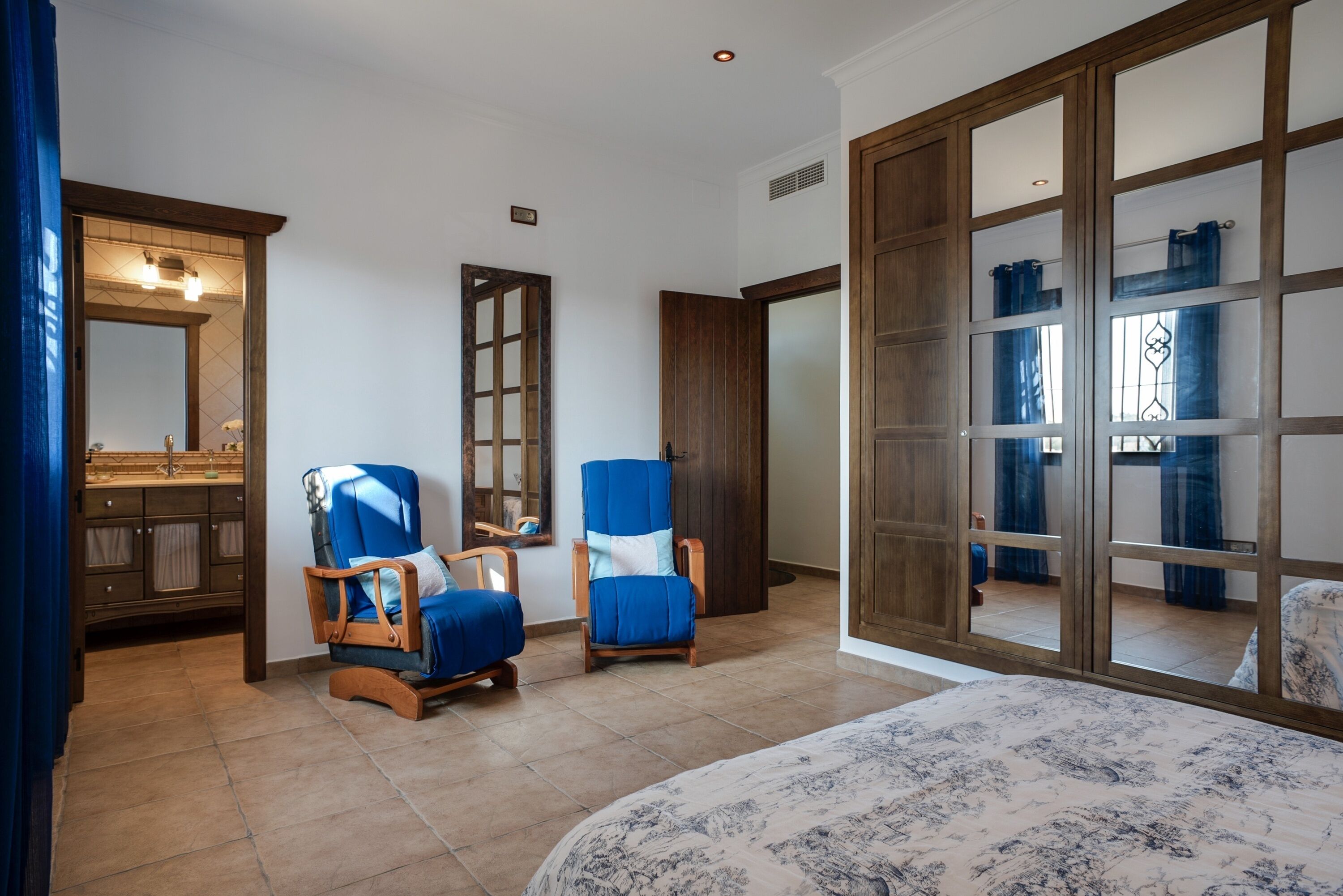 3 dormitorios, tabla de planchar con plancha, wifi gratis y ropa de cama