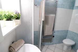 Suihku, hiustenkuivaaja, pyyhkeet