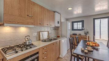 Een koelkast, een magnetron, een oven, een kookplaat