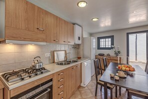 Frigorifero, microonde, forno, piano cottura