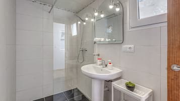 Dusche, kostenlose Toilettenartikel, Haartrockner, Handtücher