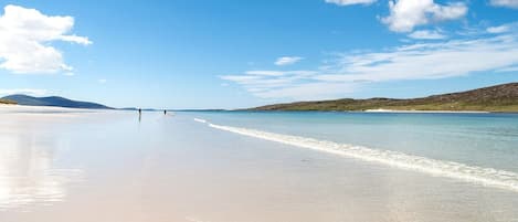 Nära stranden och vit sandstrand