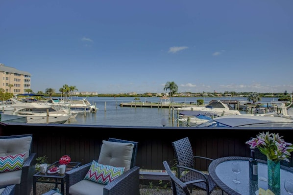 Condo, várias camas (Harbor Towers ground floor water view) | Sacada
