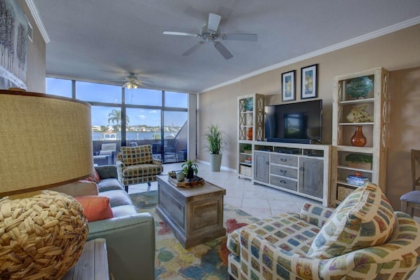 콘도, 침대(여러 개) (Harbor Towers ground floor water view) | 거실 | TV