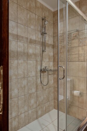 Estudio superior, 1 cama de matrimonio grande | Baño | Ducha y bañera combinadas y artículos de higiene personal gratuitos