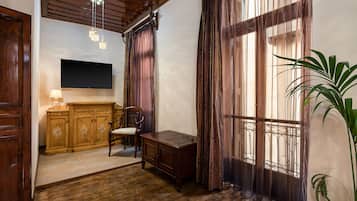 Hypo-allergenic bedding, in-room safe, laptop workspace, blackout drapes