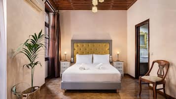 Hypo-allergenic bedding, in-room safe, laptop workspace, blackout drapes