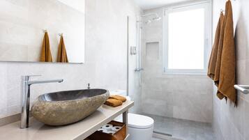 Een douche, een haardroger, handdoeken