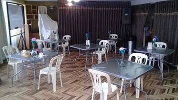 Daily continental breakfast (PEN 10 per person)