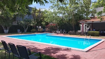 Piscine extérieure, chaises longues