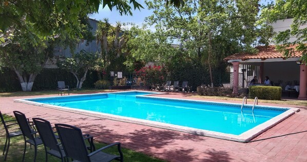 Udendørs pool, åben fra kl. 08.00 til kl. 20.00, liggestole