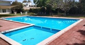 Udendørs pool, åben fra kl. 08.00 til kl. 20.00, liggestole