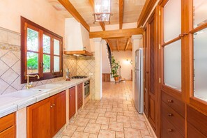 Fridge, microwave, oven, stovetop - Finca Son Lloringo with beautiful outdoor garden, fruit trees and Wifi (Manacor)