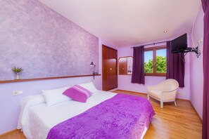 3 slaapkamers, een strijkplank/strijkijzer, gratis wifi, beddengoed