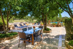 Outdoor dining - Finca Son Lloringo with beautiful outdoor garden, fruit trees and Wifi (Manacor)