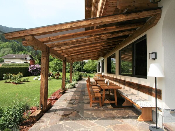 Outdoor dining - Wonderful private villa for 25 people with WIFI, TV, balcony and pets allowed (Fügen)