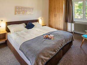 14 bedrooms, travel cot, free WiFi, bed sheets