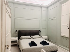 2 chambres, bureau, chambres insonorisées, fer et planche à repasser