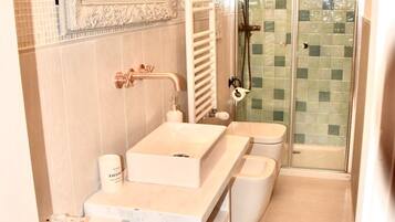 Chuveiro, produtos de toalete grátis, secador de cabelo, bidê