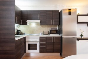 Jääkaappi, mikroaaltouuni, uuni, liesi