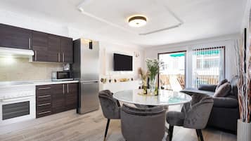 Een koelkast, een microgolfoven, een oven, een kookplaat