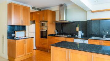 Refrigerador, microondas, horno, placa de cocina