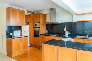 Frigorifero, microonde, forno, piano cottura