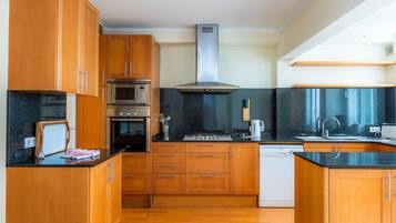 Een koelkast, een magnetron, een oven, een kookplaat