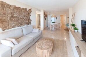 TV - Refurbished, with AC, heating, Wifi, Frontline, terrace, International channels - only families (Playa de Gandía)
