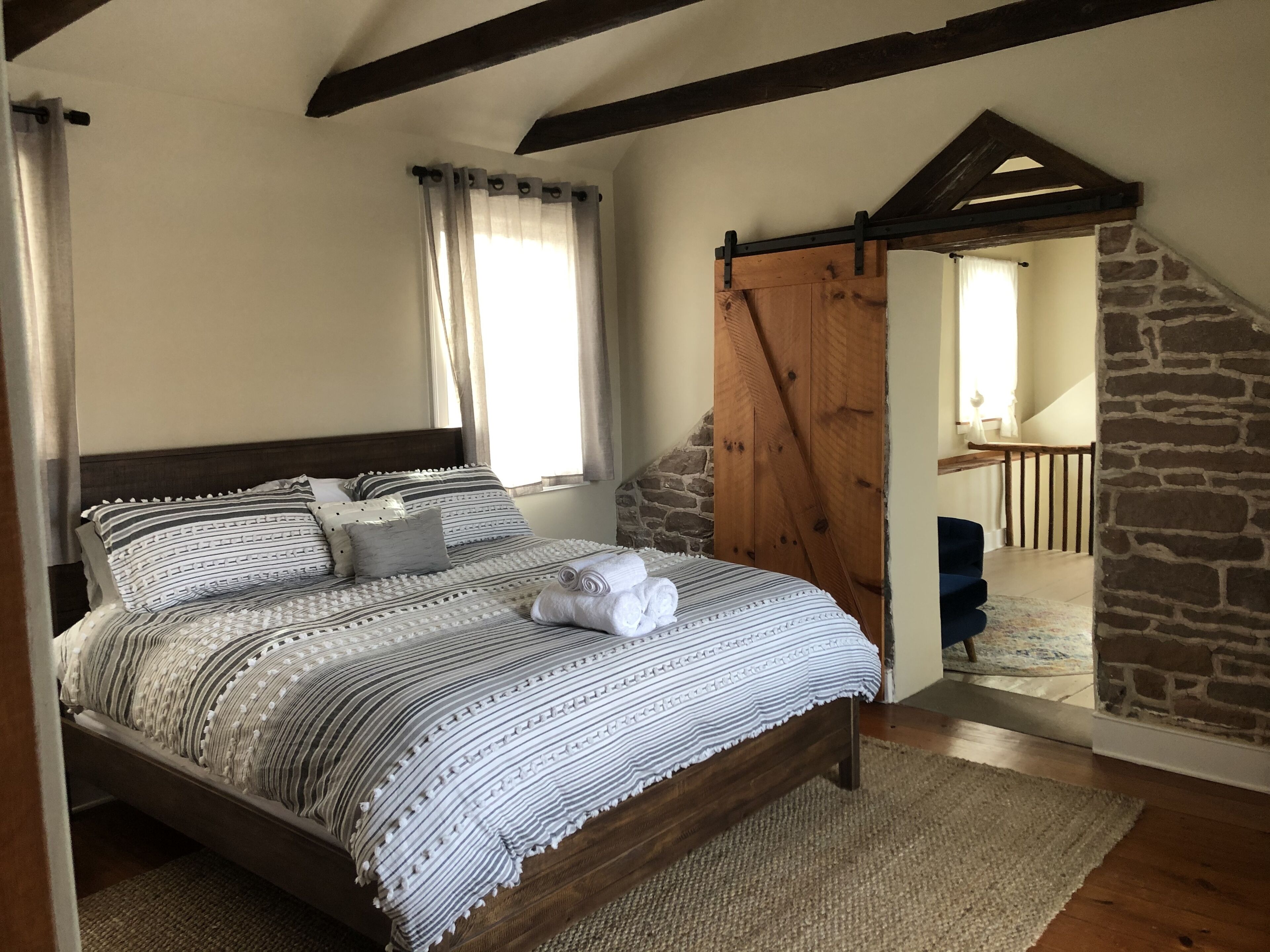 4 bedrooms, iron/ironing board, WiFi, bed sheets