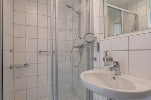 Douche, sèche-cheveux, serviettes fournies