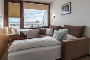 TV - Holiday Apartment "Blick über Sylt" by the Beach with Balcony and Wi-Fi (Westerland (Sylt))