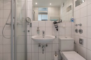 Dusche, Haartrockner, Handtücher