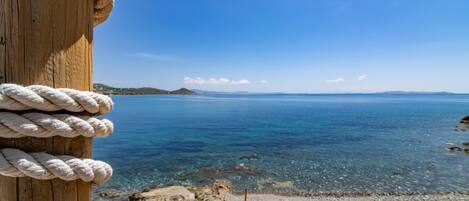 Plage, sable blanc, chaises longues, parasols