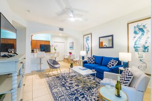 Quarto standard, 1 quarto, cozinha, vista para o campo de golfe | Área de estar | TV de tela plana 46 polegadas com canais via satélite, TV