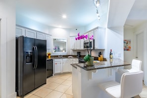 Refrigerador, microondas, horno, placa de cocina