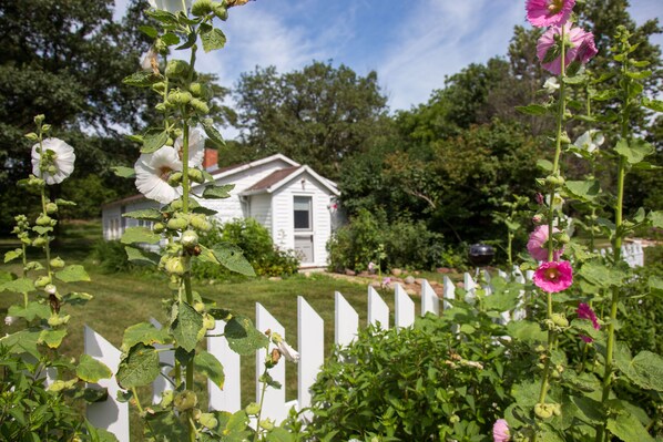 Standard Cottage, 1 Bedroom, Non Smoking, Garden Area (Hollyhock Cottage, Kitchen) - Whiterock Conservancy (Coon Rapids)