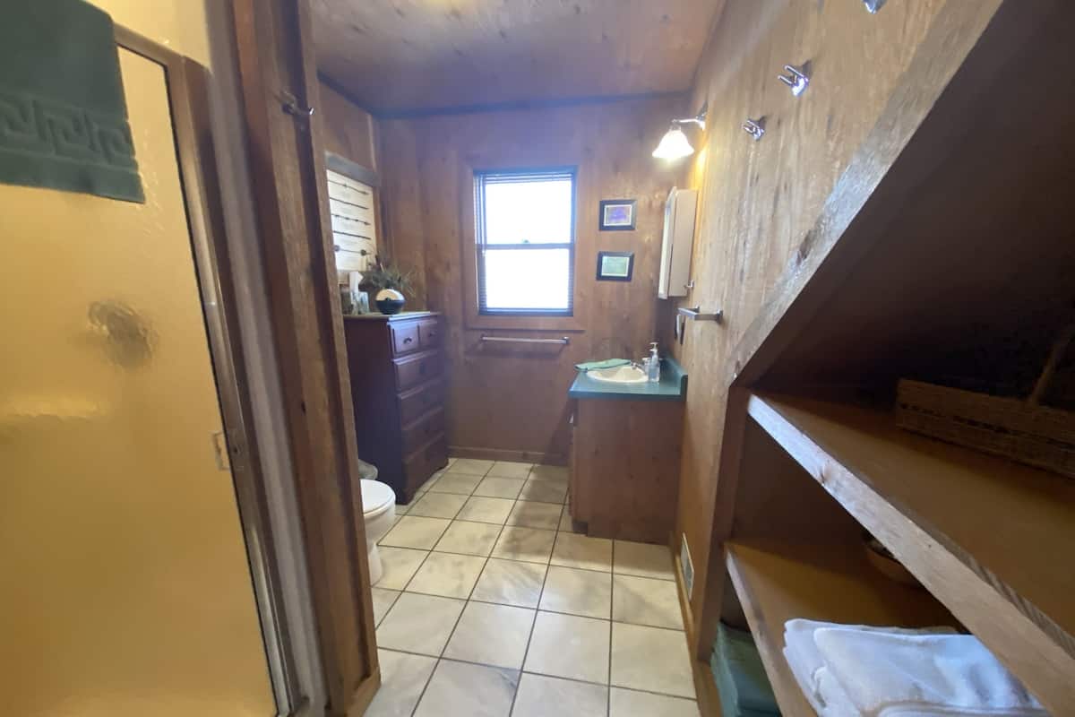 Standard House, 1 Bedroom, Non Smoking (Woodland Carriage House, Kitchen) | Bathroom | Combined shower/tub, towels